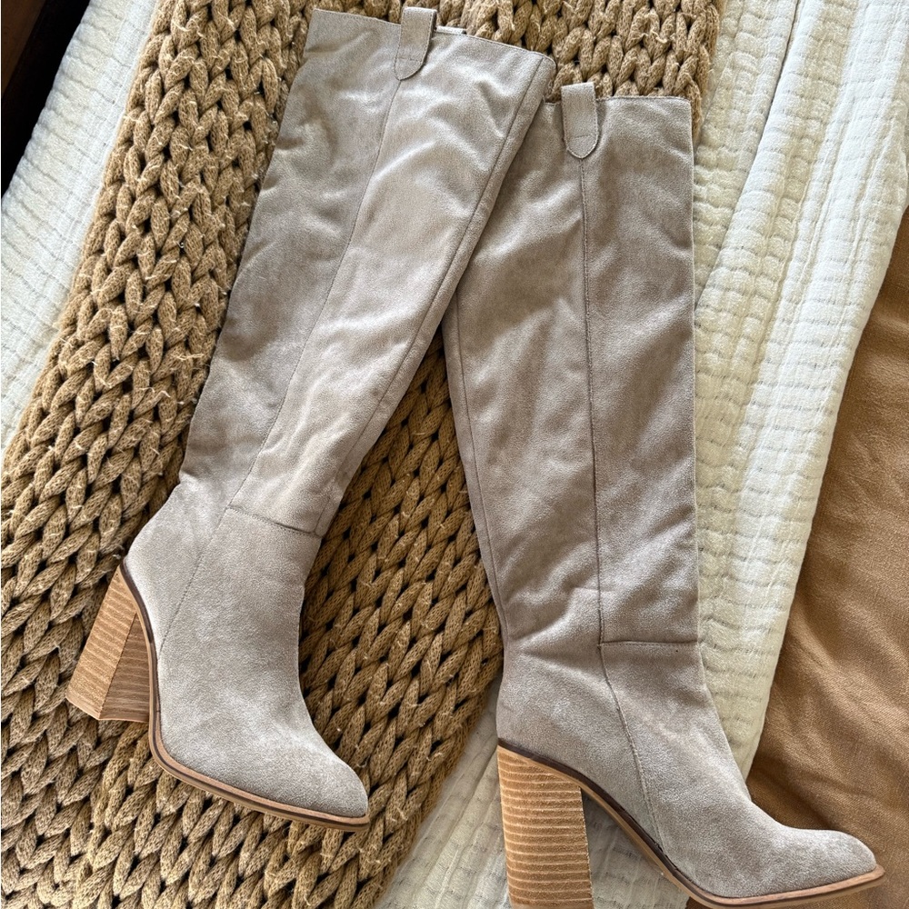 Vici Knee-High Taupe Suede Block Heel Boots size 7.5